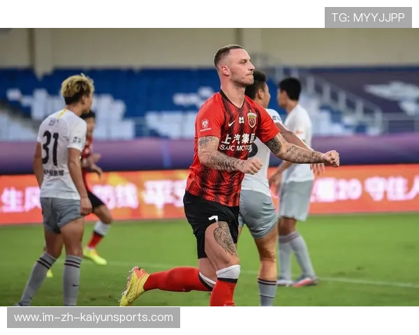 上海上港前锋受伤，对球队目标形成威胁，上海上港队队员
